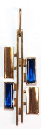 Anhänger, 333er GG, wohl 1970er Jahre, ca. 5,1 g, blaue, synthetische Schmucksteine, Maße mit Öse ca. 5,4 x 1,7 cm - Foto 1