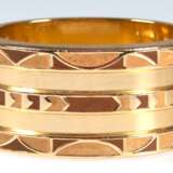 Lanvin-Armreif, Paris, goldfarbenes Metall mit ornamentalem Dekor in Braun und Gelb, gemarkt, Steckschloß, Gebrauchspuren, B. 3,5 cm, Innen-Dm. 6,2 cm - photo 1