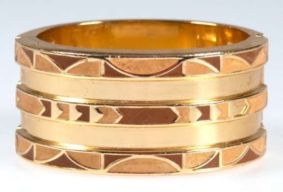 Lanvin-Armreif, Paris, goldfarbenes Metall mit ornamentalem Dekor in Braun und Gelb, gemarkt, Steckschloß, Gebrauchspuren, B. 3,5 cm, Innen-Dm. 6,2 cm - photo 1