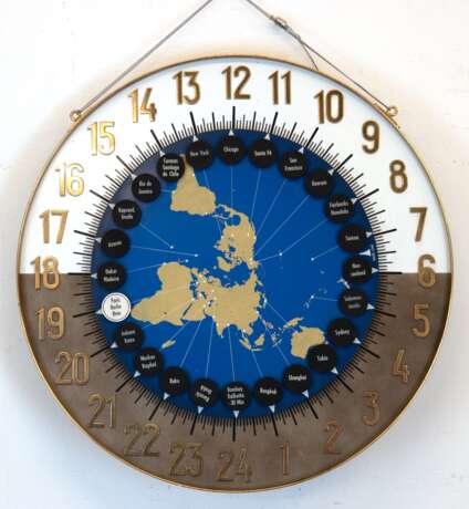 Große Telenorma-Weltzeitwanduhr, rund, Innenscheibe mit Weltdarstellung und Städtenamen drehbar, arabische Zahlen, mit Stromanschluß, Funktion nicht geprüft, D. 60 cm - photo 1