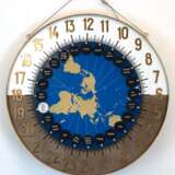 Große Telenorma-Weltzeitwanduhr, rund, Innenscheibe mit Weltdarstellung und Städtenamen drehbar, arabische Zahlen, mit Stromanschluß, Funktion nicht geprüft, D. 60 cm - photo 1