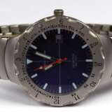 Herrenarmbanduhr "Porsche Design", 300 Meters Diver, Automatic, Titan, dunkelblaues rundes Zifferblatt mit Stabindizes, zentraler Sekunde und Datumsanzeige, drehbare Lünette, Dm. 4,1 cm, gangfähig, Gliederarmba… - фото 1