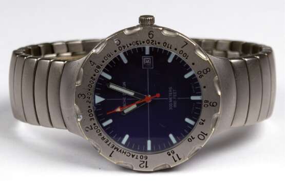 Herrenarmbanduhr "Porsche Design", 300 Meters Diver, Automatic, Titan, dunkelblaues rundes Zifferblatt mit Stabindizes, zentraler Sekunde und Datumsanzeige, drehbare Lünette, Dm. 4,1 cm, gangfähig, Gliederarmba… - фото 1