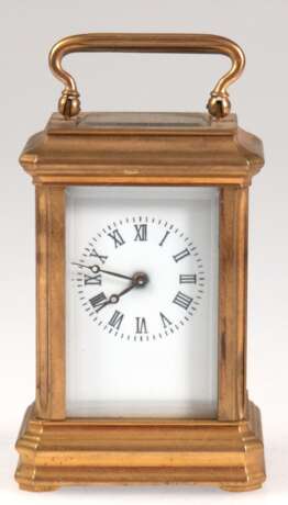 Kleine Reiseuhr, um 1900, Messing-Gehäuse mit Klapphenkel, 5-seitig verglast, gangfähig, 7,5x5x4,5 cm - фото 1