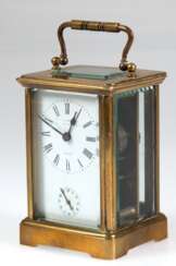 Reisewecker, um 1900, mit unten liegender Glocke, Messing-Gehäuse, Klapphenkel, 5-seitig verglast, 1 Seitenglas bestoßen, läuft kurz an, 11,2x7x6x7 cm