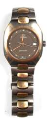 Herrenarmbanduhr &quot;Omega&quot;Seamaster Polaris, 750er Titangold, Quartzwerk, rundes graues Zifferblatt mit Punkt- und Stabindizes, zentraler Sekunde und Datumsanzeige, Dm. 3,2 cm, gangfähig, Gliederarmband mit Falts…