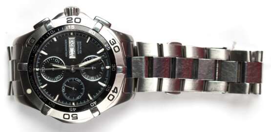 Herrenarmbanduhr "Tag Heuer", Aquaracer 300 m, Automatic, Chronograph, schwarzes Zifferblatt mit Stabindizes, Wochentag- und Datumsanzeige, Dm. 4,4 cm, funktionstüchtig (überprüft), Edelstahlarmband mit Faltsch… - photo 1