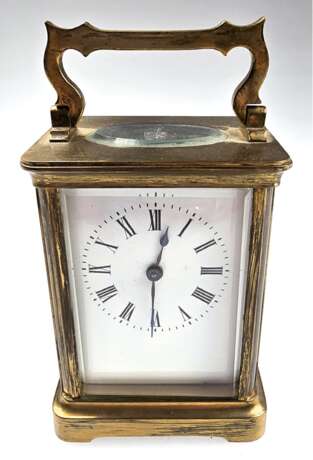 Reiseuhr, um 1900, England, Messing-Gehäuse mit Klapphenkel, 5-seitig verglast, Gebrauchspuren, läuft kurz an, 10,5x8x6,5 cm - photo 1