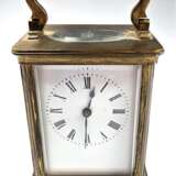 Reiseuhr, um 1900, England, Messing-Gehäuse mit Klapphenkel, 5-seitig verglast, Gebrauchspuren, läuft kurz an, 10,5x8x6,5 cm - photo 1