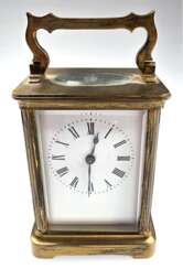 Reiseuhr, um 1900, England, Messing-Gehäuse mit Klapphenkel, 5-seitig verglast, Gebrauchspuren, läuft kurz an, 10,5x8x6,5 cm