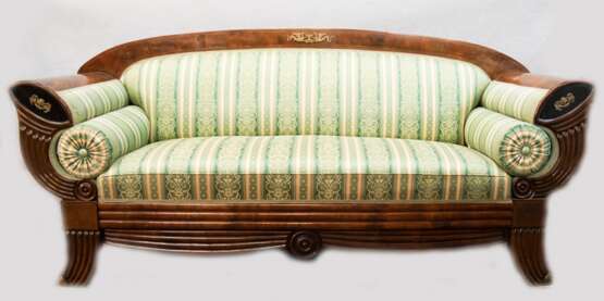 Biedermeier-Sofa, Mahagoni, mit Fadenintarsien, beschnitzte Front, Messing-Applikationen, geschwungene Armlehnen, Schwundrisse, grün gestreifter Polsterbezug, 95x208x68 cm - фото 1