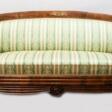 Biedermeier-Sofa, Mahagoni, mit Fadenintarsien, beschnitzte Front, Messing-Applikationen, geschwungene Armlehnen, Schwundrisse, grün gestreifter Polsterbezug, 95x208x68 cm - Auktionspreise