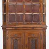Aufsatzvitrine im Barockstil, Eiche, 2-türiges Unterteil mit beschnitzten Füllungen, darüber 2 Schuladen, verglastes Oberteil mit 2 Türen, 2 Einlegeböden, floral beschnitzt, Gebrauchspuren, 230x134x45 cm - photo 1