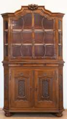 Aufsatzvitrine im Barockstil, Eiche, 2-türiges Unterteil mit beschnitzten Füllungen, darüber 2 Schuladen, verglastes Oberteil mit 2 Türen, 2 Einlegeböden, floral beschnitzt, Gebrauchspuren, 230x134x45 cm