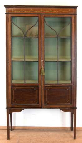 Vitrine, England um 1900, Mahagoni mit Fadenintarsien, oben Festonmalerei, oberer Teil der 2 Türen und Seitenteile verglast, 3 Holzeinlegeböden, auf 4 Beinen, Schloß fehlt, Gebrauchspuren, 171x92x32 cm - photo 1