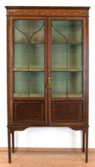Vitrine, England um 1900, Mahagoni mit Fadenintarsien, oben Festonmalerei, oberer Teil der 2 Türen und Seitenteile verglast, 3 Holzeinlegeböden, auf 4 Beinen, Schloß fehlt, Gebrauchspuren, 171x92x32 cm