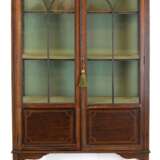 Vitrine, England um 1900, Mahagoni mit Fadenintarsien, oben Festonmalerei, oberer Teil der 2 Türen und Seitenteile verglast, 3 Holzeinlegeböden, auf 4 Beinen, Schloß fehlt, Gebrauchspuren, 171x92x32 cm - photo 1
