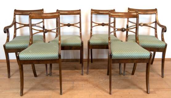 4 Biedermeier-Stühle und 2 Armlehnstühle, Mahagoni, verstrebte Rückenlehnen, Gebrauchspuren, grün gestreifter Polsterstoff, Stühle 88x46x56 cm, Armlehnsessel 90x55x48 cm - фото 1