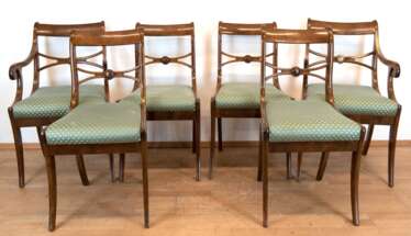 4 Biedermeier-Stühle und 2 Armlehnstühle, Mahagoni, verstrebte Rückenlehnen, Gebrauchspuren, grün gestreifter Polsterstoff, Stühle 88x46x56 cm, Armlehnsessel 90x55x48 cm