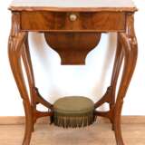 Louis-Philippe-Nähtisch, Mahagoni, Schublade mit Fächereinteilung, mit schiebbarem Wollebehältnis, verstrebte Beine mit gepolstertem Mittelteil, Gebrauchspuren, 76x66x44 cm - photo 1