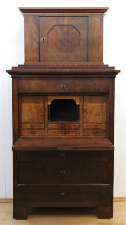 Biedermeier-Sekretär, Mahagoni furniert, 4-schübiger Korpus mit gerader Schreibklappe und 1-türigem Aufsatz, hinter Schreibklappe 6 Schubfächer, 2 Türen und offenem Mittelfach von ebonisierten Säulen flankiert, restaurie… - photo 1
