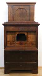 Biedermeier-Sekretär, Mahagoni furniert, 4-schübiger Korpus mit gerader Schreibklappe und 1-türigem Aufsatz, hinter Schreibklappe 6 Schubfächer, 2 Türen und offenem Mittelfach von ebonisierten Säulen flankiert, restaurie…