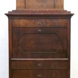 Biedermeier-Sekretär, Mahagoni furniert, 4-schübiger Korpus mit gerader Schreibklappe und 1-türigem Aufsatz, hinter Schreibklappe 6 Schubfächer, 2 Türen und offenem Mittelfach von ebonisierten Säulen flankiert, restaurie… - photo 2