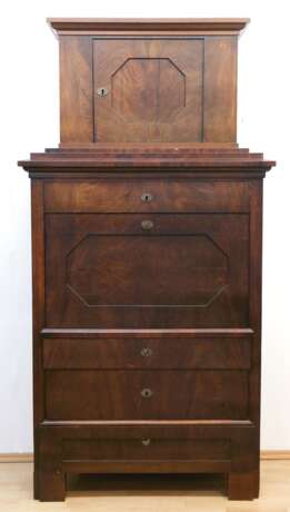 Biedermeier-Sekretär, Mahagoni furniert, 4-schübiger Korpus mit gerader Schreibklappe und 1-türigem Aufsatz, hinter Schreibklappe 6 Schubfächer, 2 Türen und offenem Mittelfach von ebonisierten Säulen flankiert, restaurie… - photo 2