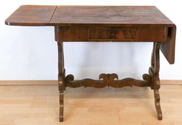 Biedermeier-Klapptisch, Mahagoni furniert, über lyraförmigen verstebten Seitenwangen 1-schübige Zarge und Platte mit beidseitig abklappbaren Platten, 79x89/147x58 cm