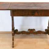 Biedermeier-Klapptisch, Mahagoni furniert, über lyraförmigen verstebten Seitenwangen 1-schübige Zarge und Platte mit beidseitig abklappbaren Platten, 79x89/147x58 cm - photo 1