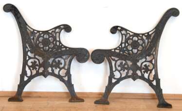 Paar Seitenwangen einer Gartenbank, Gußeisen, durchbrochen gearbeitet, Korrosionsspuren, 78x52 cm
