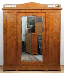 Kleiderschrank im Empirestil, Birke furniert, 3-türiger Korpus, Mitteltür verspiegelt, Ziergalerie als Abschluß, 216x185x65 cm