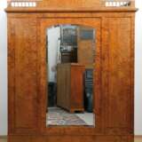 Kleiderschrank im Empirestil, Birke furniert, 3-türiger Korpus, Mitteltür verspiegelt, Ziergalerie als Abschluß, 216x185x65 cm - photo 1