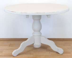 Shabby-Chic-Tisch, weiß gefaßt, über Balustersäule auf 3 geschwungenen Füßen runde Platte, H. 78 cm, Dm. 110 cm