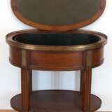 Jardiniere mit Tablett, 19. Jh., Mahagoni mit Messing-Galerie, oval, kannelierte Beine mit Zwischenboden, ovaler Metalleinsatz, Tablett als Abdeckung, 70x66x40 cm - фото 2