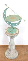 Runde Säule mit Sonnenuhr, Steinguß, Gebrauchspuren, Sonnenuhr aus Metall, grün und goldfarben gefaßt, H. 96 cm, Dm. 22 cm