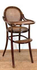 Thonet-Kinderhochstuhl, sign. Mundus, Sitz und Rückenlehne mit Rattangeflecht, Tischablage klappbar, Gebrauchspuren, 90x40x50 cm