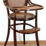 Thonet-Kinderhochstuhl, sign. Mundus, Sitz und Rückenlehne mit Rattangeflecht, Tischablage klappbar, Gebrauchspuren, 90x40x50 cm - photo 1