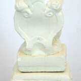Figur "Heraldischer Löwe", auf Säule, 2-teilig, Steinguß, gelb gefasst, ges. 84x27x27 cm - Foto 1