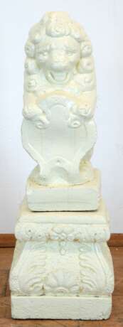 Figur "Heraldischer Löwe", auf Säule, 2-teilig, Steinguß, gelb gefasst, ges. 84x27x27 cm - Foto 1