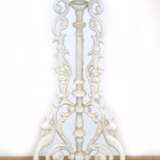 Blumentisch, Gußeisen, weiß gefaßt, Platte und dreibeiniges Fußgestell durchbrochen gearbeitet, H. 70 cm, Dm. 36 cm - Foto 1
