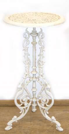 Blumentisch, Gußeisen, weiß gefaßt, Platte und dreibeiniges Fußgestell durchbrochen gearbeitet, H. 70 cm, Dm. 36 cm - Foto 1