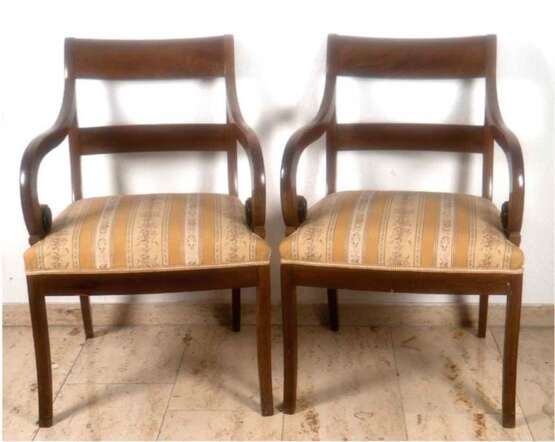 2 Armlehnstühle u. 3 Stühle, Biedermeier, Mahagonie, Rückenlehnen mit Querstrebe, gepolsterte Sitze, Gebrauchspuren - photo 2