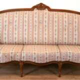 Sitzgarnitur im Louis-Philippe-Stil, bestehend aus Couch und 2 Sesseln, mahagonifarbenes Holzgestell, allseitiger Stoffbezug mit Biedermeiermuster, Sofa auf 6 Beinen, 107x190x76 cm, Sessel 99x77x66 cm, Gebrauchspuren - фото 1