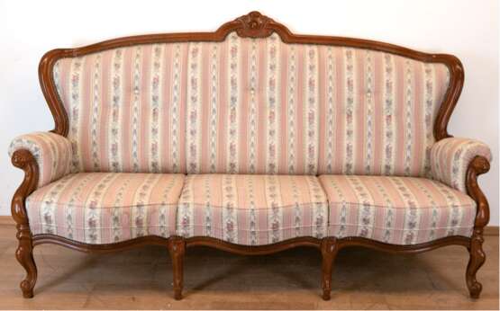 Sitzgarnitur im Louis-Philippe-Stil, bestehend aus Couch und 2 Sesseln, mahagonifarbenes Holzgestell, allseitiger Stoffbezug mit Biedermeiermuster, Sofa auf 6 Beinen, 107x190x76 cm, Sessel 99x77x66 cm, Gebrauchspuren - фото 1