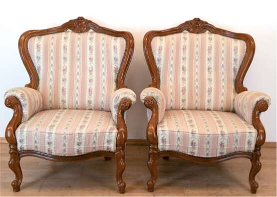 Sitzgarnitur im Louis-Philippe-Stil, bestehend aus Couch und 2 Sesseln, mahagonifarbenes Holzgestell, allseitiger Stoffbezug mit Biedermeiermuster, Sofa auf 6 Beinen, 107x190x76 cm, Sessel 99x77x66 cm, Gebrauchspuren - фото 2