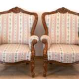 Sitzgarnitur im Louis-Philippe-Stil, bestehend aus Couch und 2 Sesseln, mahagonifarbenes Holzgestell, allseitiger Stoffbezug mit Biedermeiermuster, Sofa auf 6 Beinen, 107x190x76 cm, Sessel 99x77x66 cm, Gebrauchspuren - фото 2