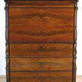 Biedermeier-Sekretär, Mahagoni furniert, beschnitzt, 4-schübiger Korpus mit gerader Schreibklappe, hinter Schreibklappe furnierte Sekretäreinrichtung mit 14 Schubfächern, 2 offenen Fächern und Mitteltür mit floralen Zinn… - Foto 1
