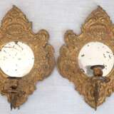Paar Blaker, Messing, 1-flammig, reliefierter Dekor, mittig runder Ausschnitt mit Spiegel, H. 36 cm - photo 1