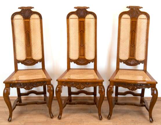 3 Barock-Stühle, Eiche intarsiert, Sitz und Rückenlehne mit Rattangeflecht, 4 verstrebte Beine, mit geschnitztem Muscheldekor, restauriert, 190x44x45 cm - photo 1